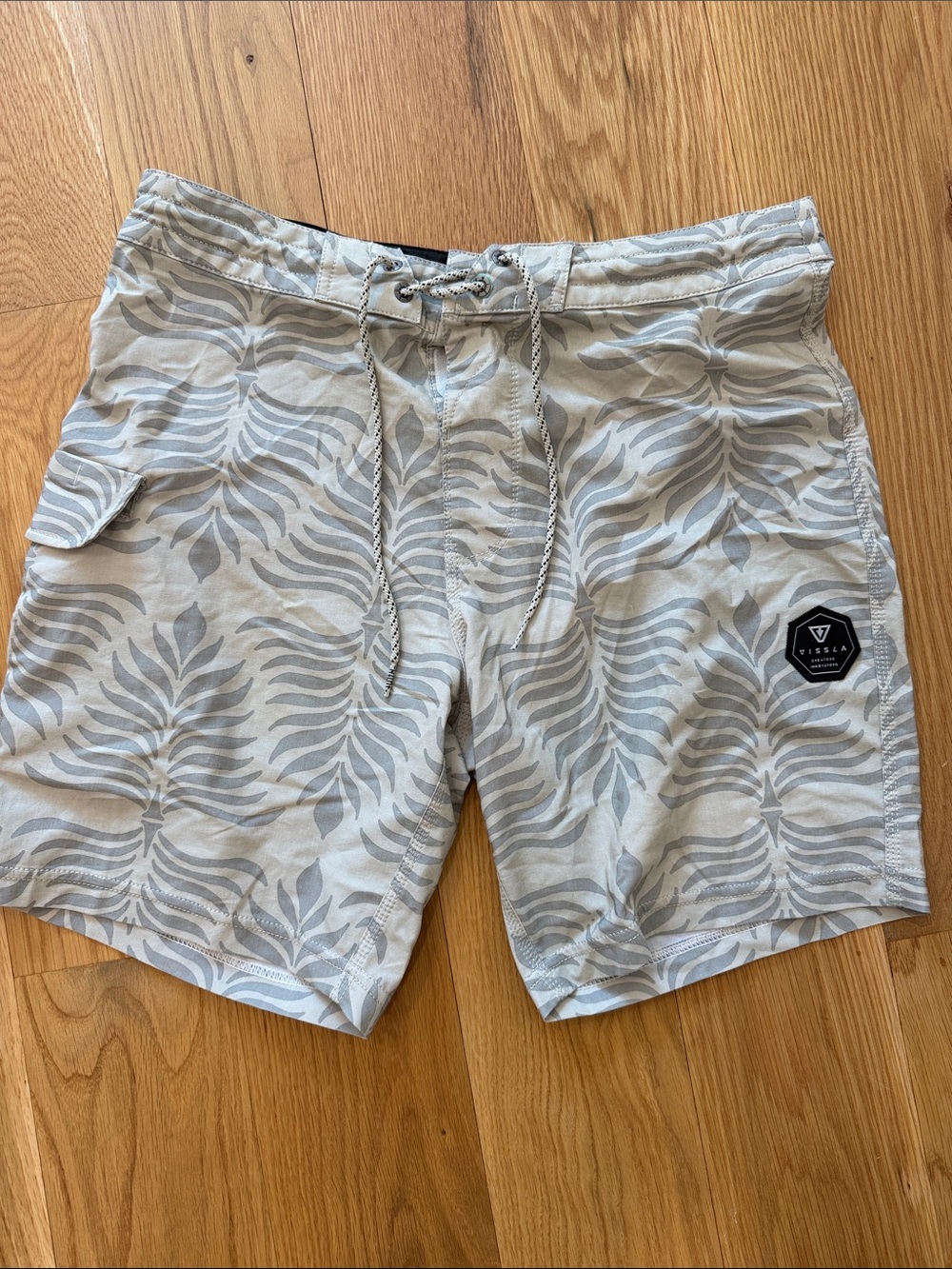 VISSLA Men's Light Gray Leaf-Print Hybrid Shorts